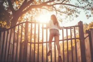 Key? Who Needs It? Yvonne’s Hilarious Gate-Climbing Adventure